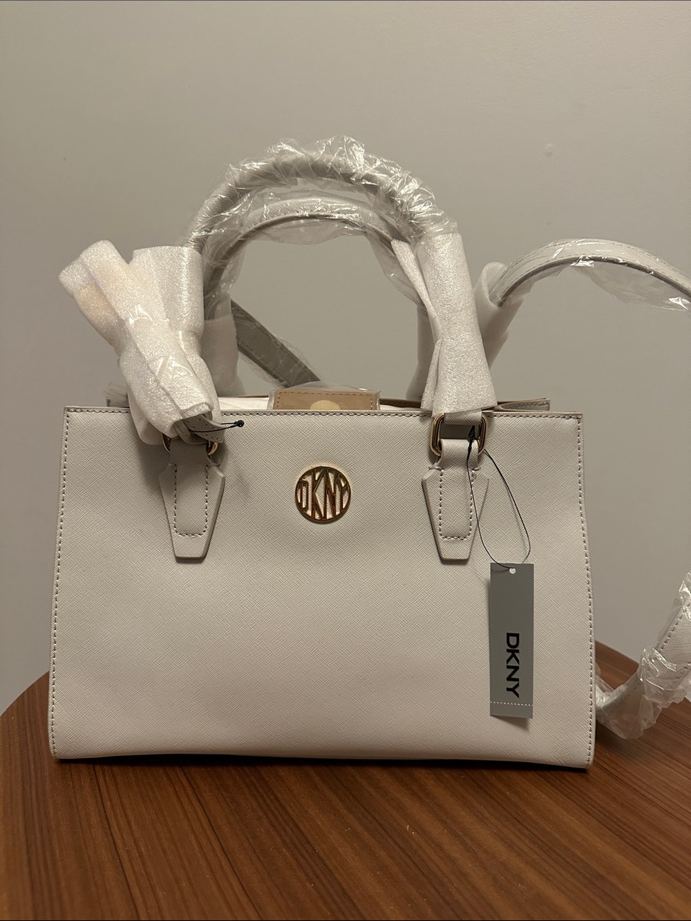 ‼️ OPEN TO OFFERS ‼️
DKNY Light Grey Saffiano Satchel with Gold Logo